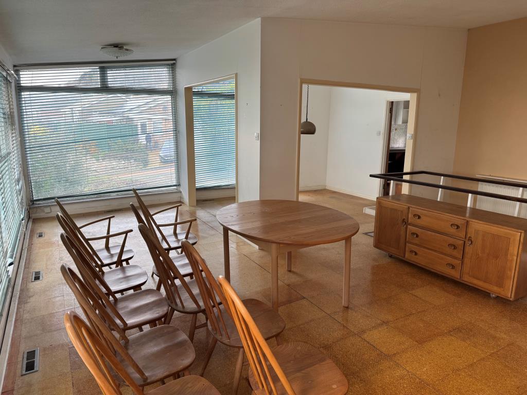 Lot: 166 - DETACHED HOUSE FOR IMPROVEMENT WITH SEA VIEWS IN A POPULAR CUL-DE-SAC LOCATION - The Living/Dining Room